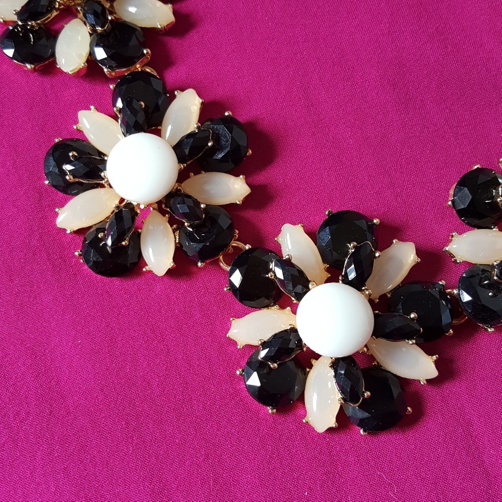HP❤️ Black floral statement necklace NEW - Picture 2 of 5